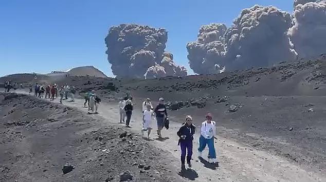 恐怖！旅游胜地火山突然爆发，大批游客疯狂逃命，巨响震撼城镇，黑烟冲天（组图） - 3