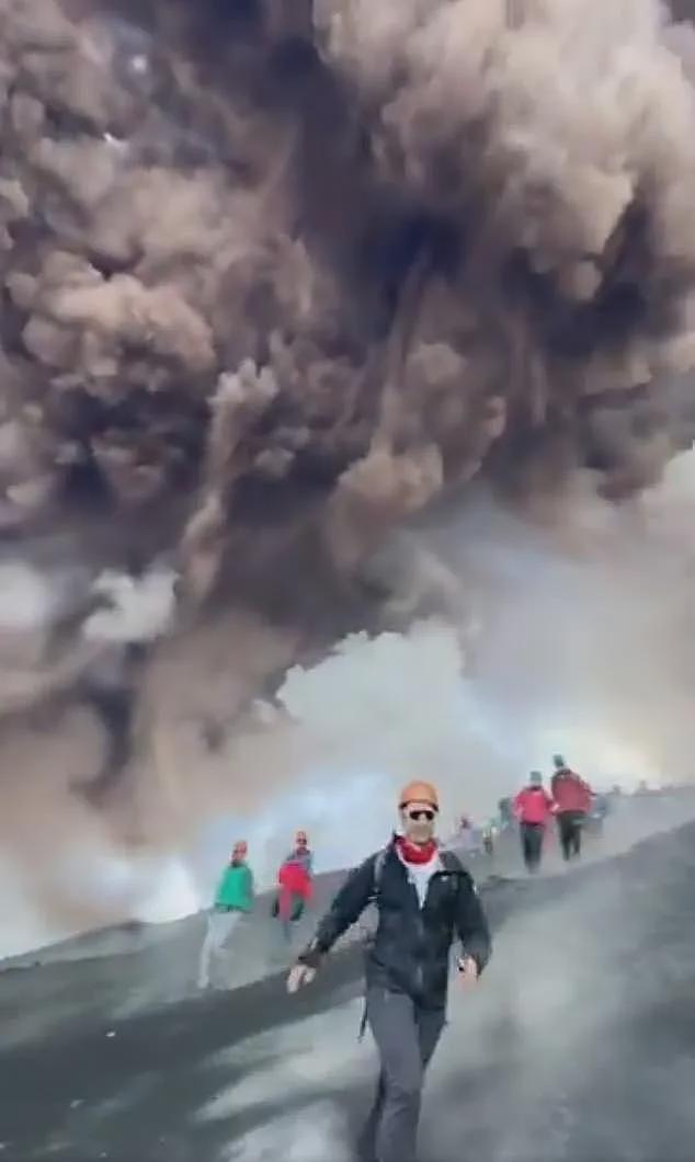 恐怖！旅游胜地火山突然爆发，大批游客疯狂逃命，巨响震撼城镇，黑烟冲天（组图） - 6