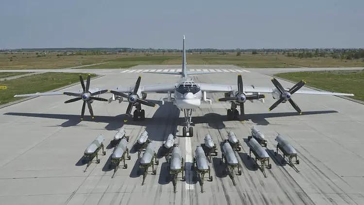乌军空袭俄四大基地，宣布炸毁40多架军机，普京会下令核反击吗？（组图） - 6
