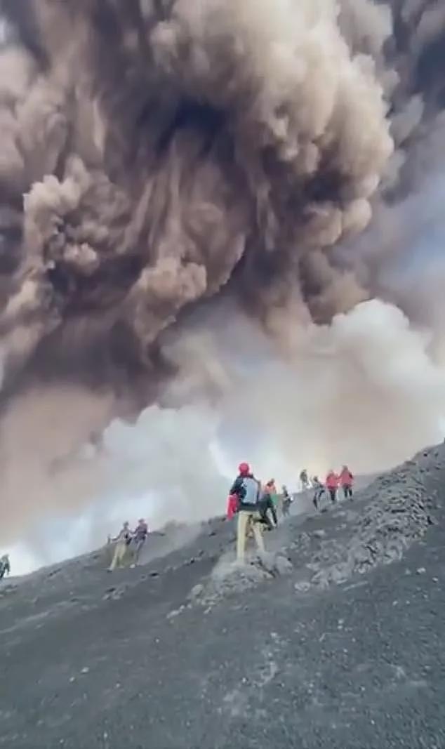 恐怖！旅游胜地火山突然爆发，大批游客疯狂逃命，巨响震撼城镇，黑烟冲天（组图） - 9