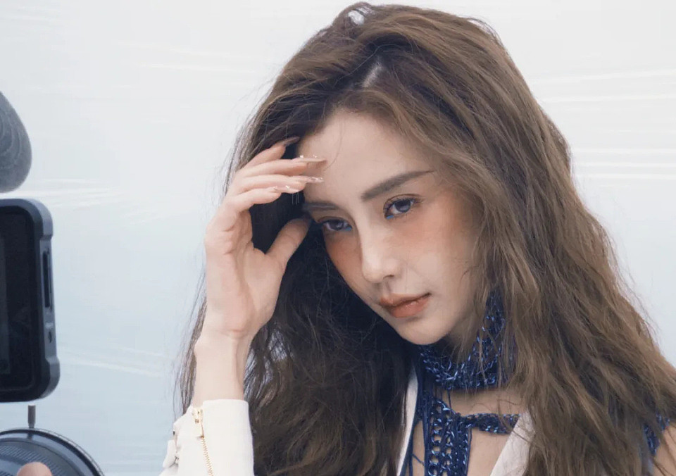 杨颖被嘲步叶珂后尘，给牛杂站台为商品带货，放低身段寻求出路（组图） - 1