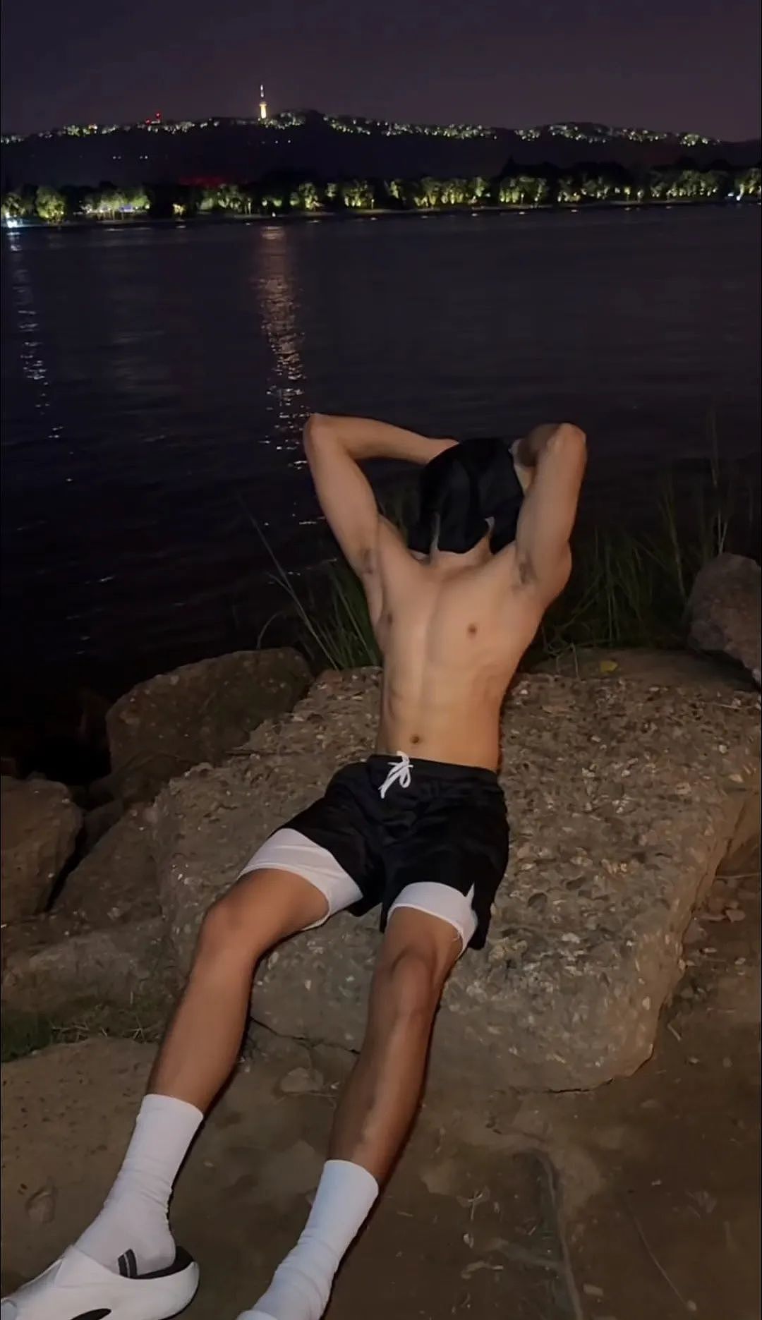 【帅哥】190黑皮白袜男大体育生,白袜长腿超级诱惑(组图) - 1