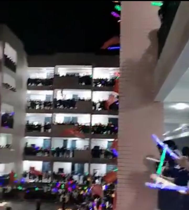 湖南爆学生抗议，数百人组成人墙与警察推挤（组图） - 2