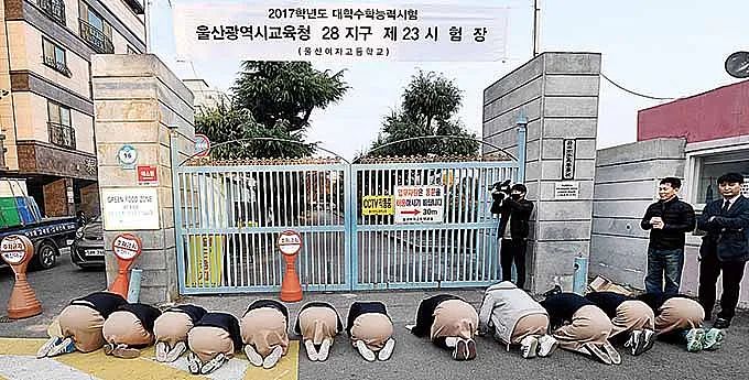 为什么韩国高考场外,总是有很多人组团磕头?(组图) - 7