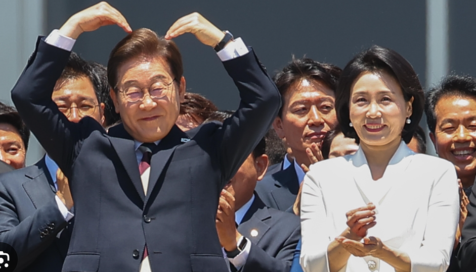 两度自杀!逆袭!狠人李在明成功上任,就职首日就炸锅了(组图) - 3