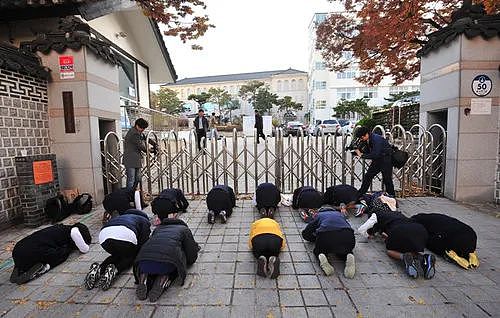 为什么韩国高考场外,总是有很多人组团磕头?(组图) - 18