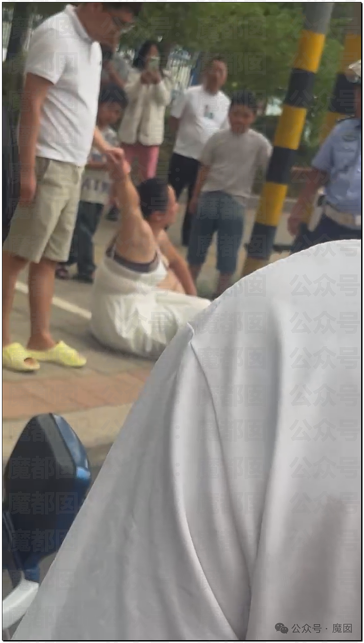 震撼！白色低胸吊带妙龄女子街上疯狂无差别砸车引发热议！（视频/组图） - 12