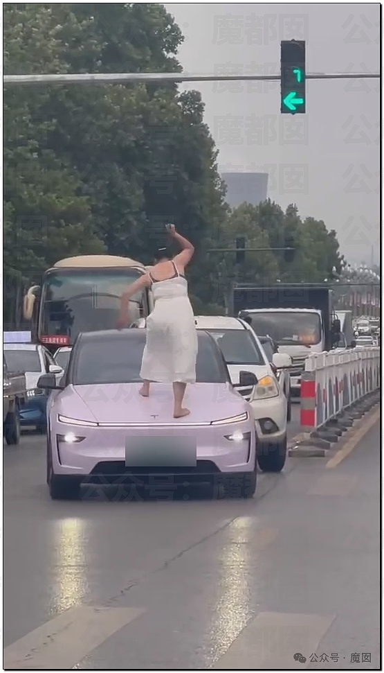 震撼！白色低胸吊带妙龄女子街上疯狂无差别砸车引发热议！（视频/组图） - 1