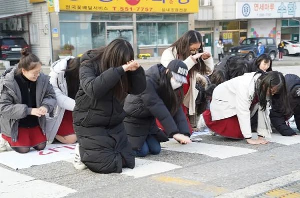 为什么韩国高考场外,总是有很多人组团磕头?(组图) - 11