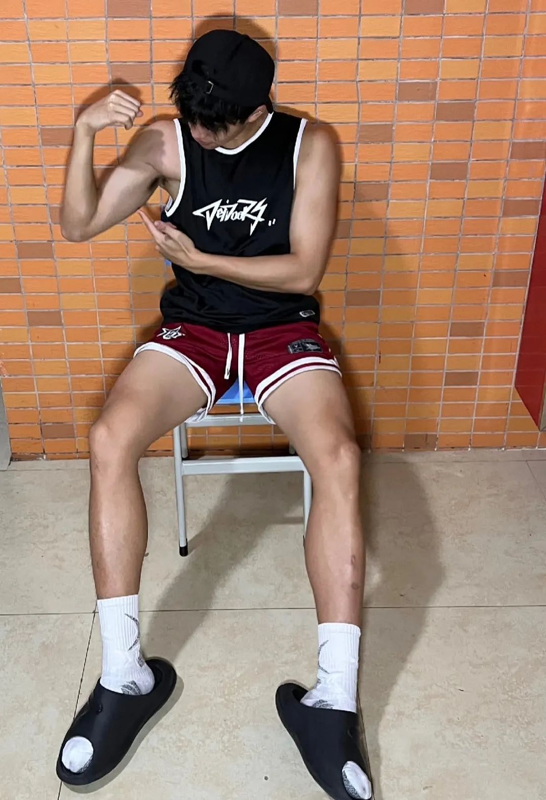 【帅哥】190黑皮白袜男大体育生,白袜长腿超级诱惑(组图) - 4