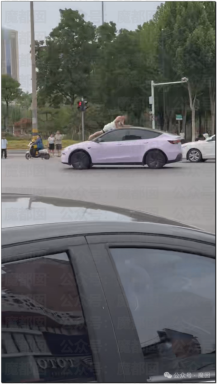 震撼！白色低胸吊带妙龄女子街上疯狂无差别砸车引发热议！（视频/组图） - 5