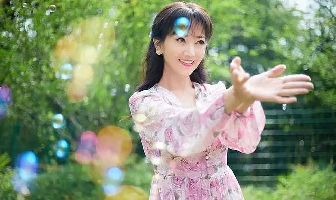 71岁赵雅芝直播大翻车，被吐槽一把年纪还卖笑，气到手抖仍保持优雅（组图） - 1