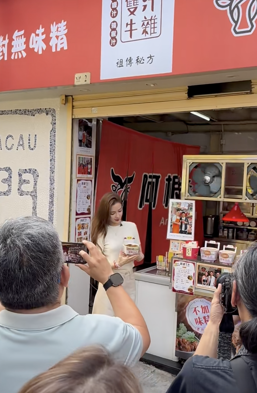 杨颖被嘲步叶珂后尘，给牛杂站台为商品带货，放低身段寻求出路（组图） - 2