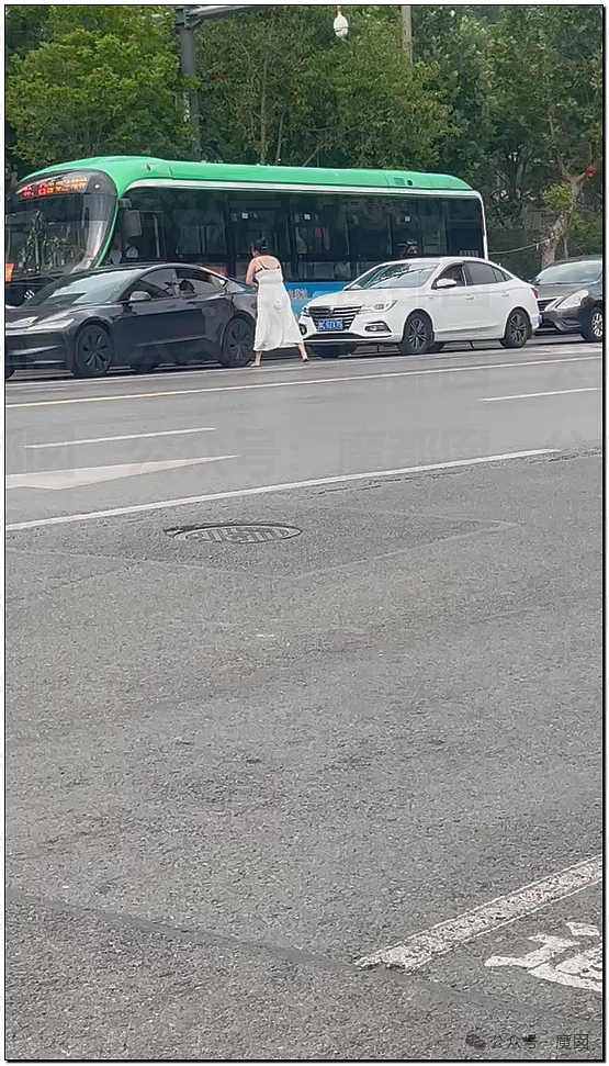 震撼！白色低胸吊带妙龄女子街上疯狂无差别砸车引发热议！（视频/组图） - 7
