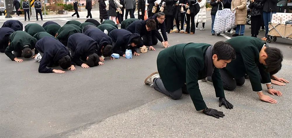 为什么韩国高考场外,总是有很多人组团磕头?(组图) - 20