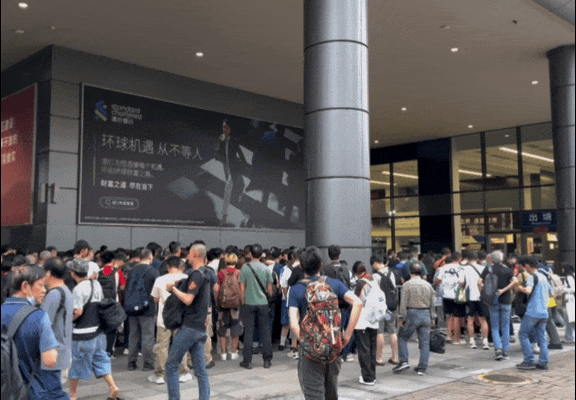 “福田口岸每天清晨万人冲刺”？跨境学童深港通勤，错过首班车就迟到（组图） - 2