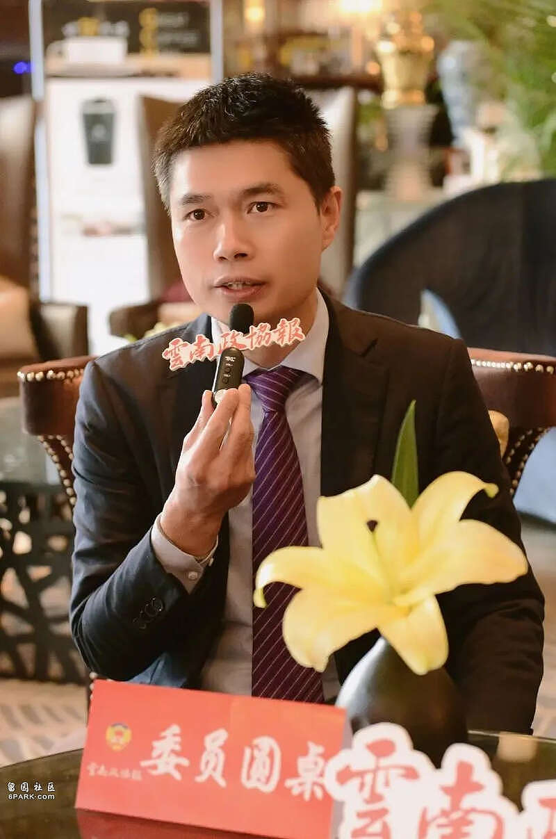 初中毕业的80后去港交所敲钟了!曾开大货(组图) - 2