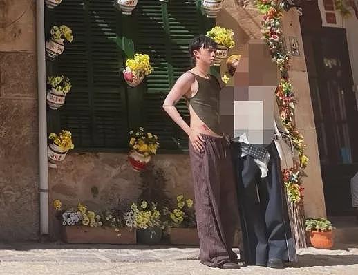 伊能静儿子恩利穿肚兜露背装炸街欧洲！网友：庾澄庆看了要吐血？（组图） - 2
