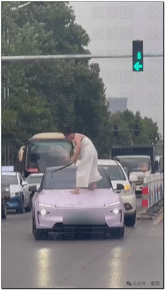 震撼！白色低胸吊带妙龄女子街上疯狂无差别砸车引发热议！（视频/组图） - 2