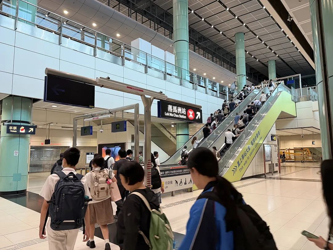 “福田口岸每天清晨万人冲刺”？跨境学童深港通勤，错过首班车就迟到（组图） - 3