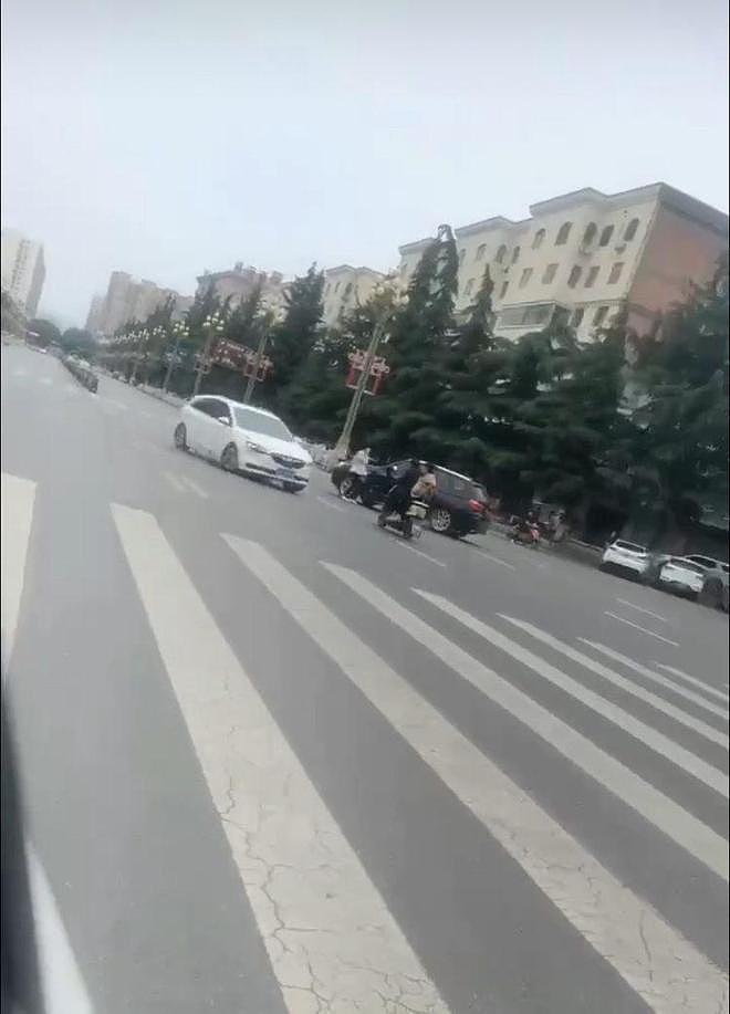 社区书记闹市飞车追撞女子,两路人遭殃送医,警方已介入(图) - 1