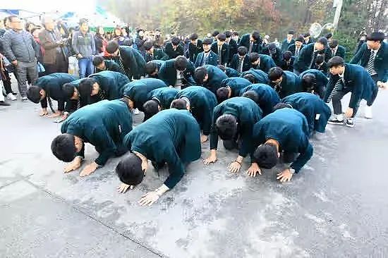 为什么韩国高考场外,总是有很多人组团磕头?(组图) - 2
