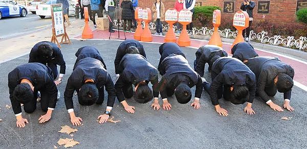 为什么韩国高考场外,总是有很多人组团磕头?(组图) - 31