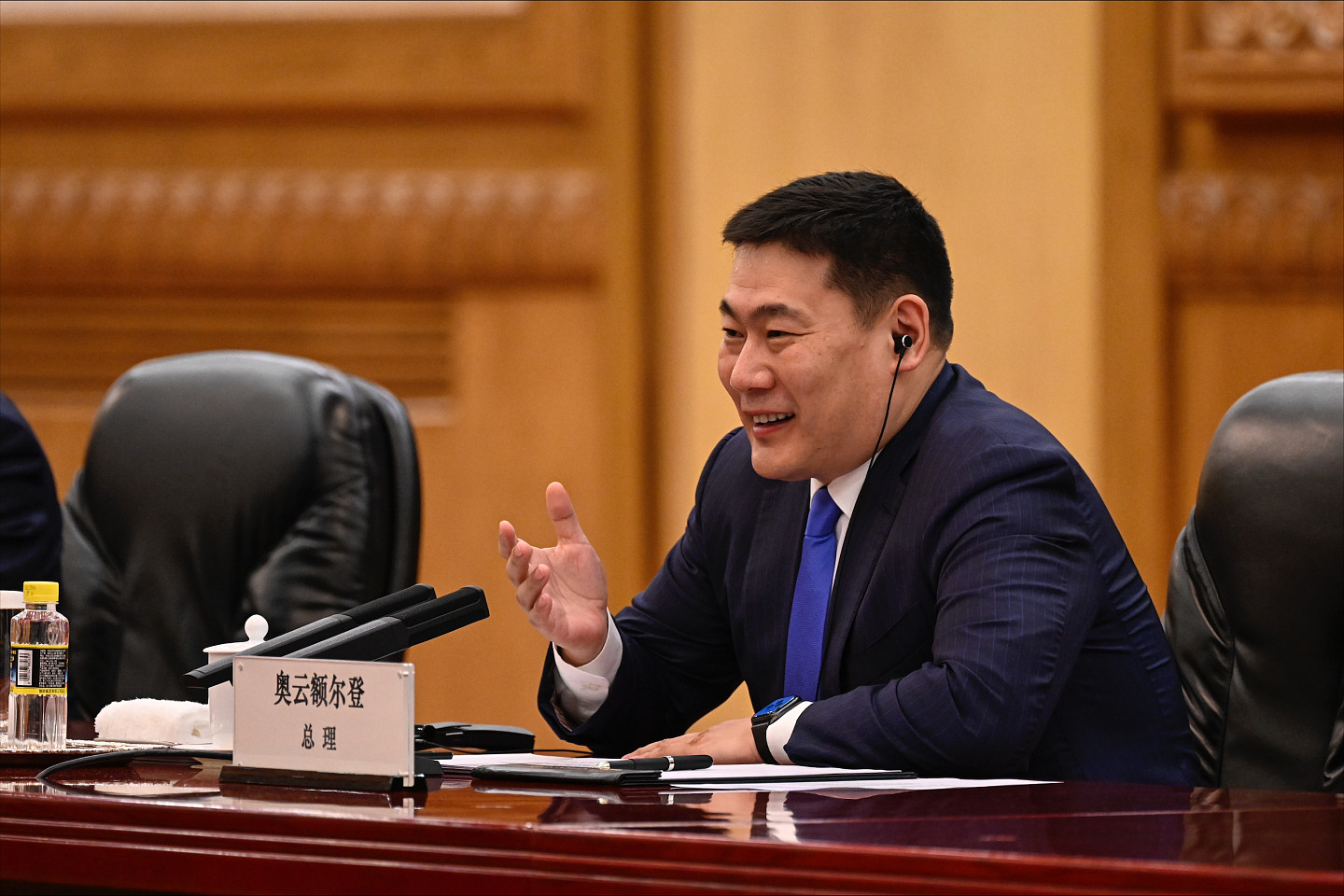 准儿媳网上炫富引众怒,哈佛毕业的蒙古国总理辞职(图) - 1