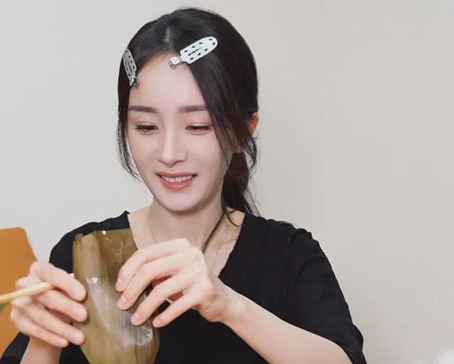 央视镜头下的杨幂，鱼尾纹抢镜脸油到反光，一个坐姿惹出争议（组图） - 12