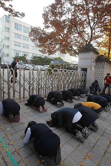 为什么韩国高考场外,总是有很多人组团磕头?(组图) - 15