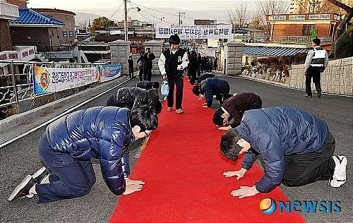为什么韩国高考场外,总是有很多人组团磕头?(组图) - 27
