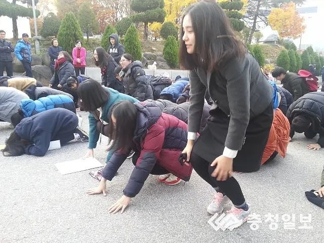 为什么韩国高考场外,总是有很多人组团磕头?(组图) - 12
