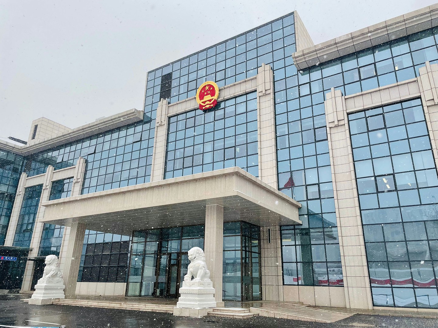 内媒：北京法官卷上亿执行款潜逃日本，传女友炫富泄密遭举报（组图） - 2