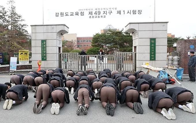 为什么韩国高考场外,总是有很多人组团磕头?(组图) - 1