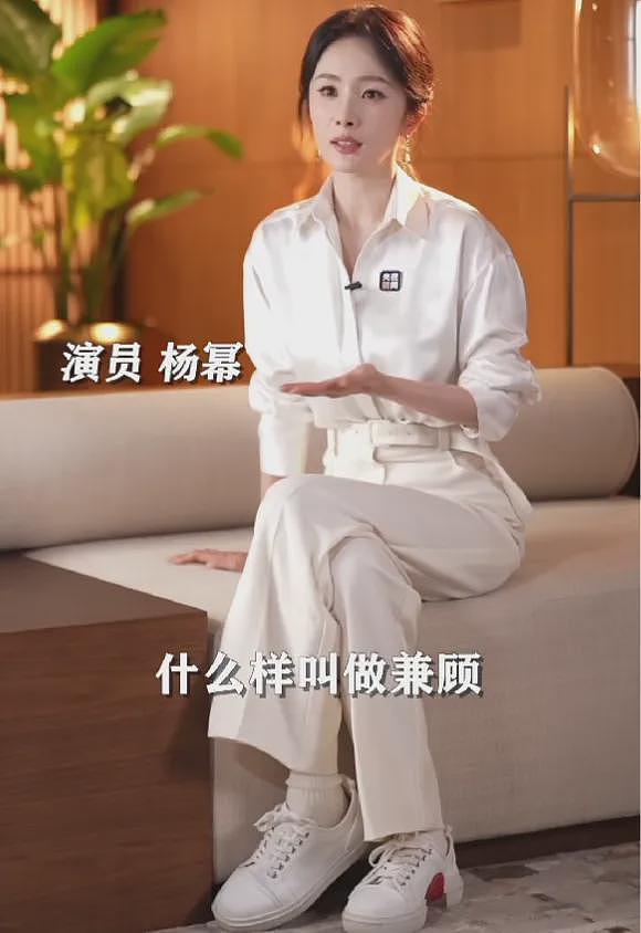 央视镜头下的杨幂，鱼尾纹抢镜脸油到反光，一个坐姿惹出争议（组图） - 23