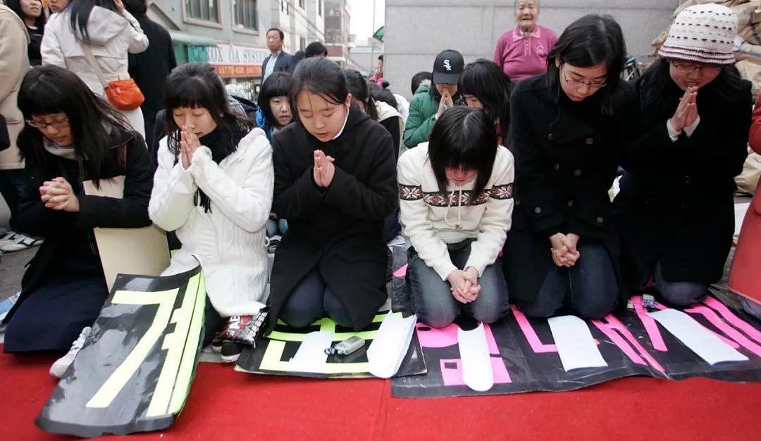 为什么韩国高考场外,总是有很多人组团磕头?(组图) - 21