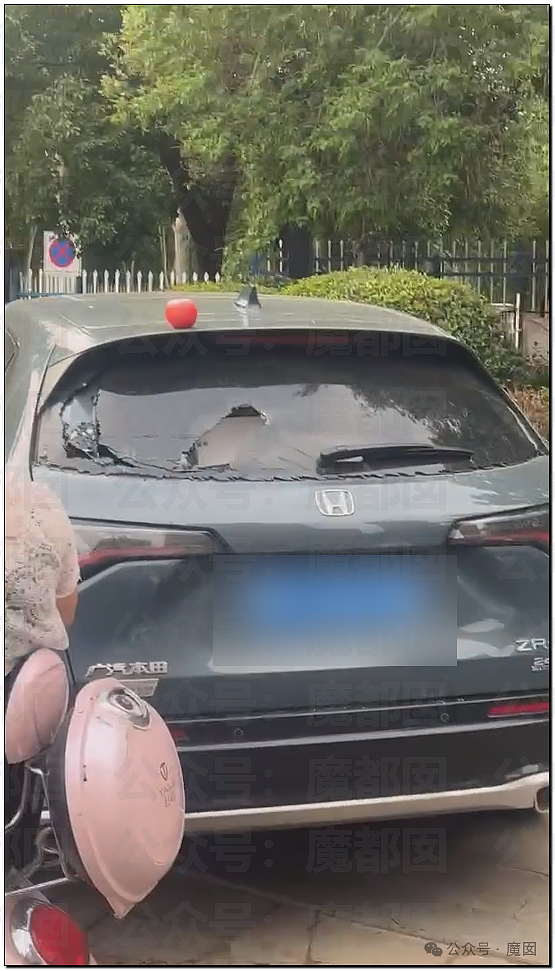 震撼！白色低胸吊带妙龄女子街上疯狂无差别砸车引发热议！（视频/组图） - 14
