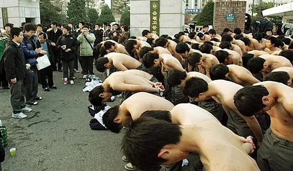 为什么韩国高考场外,总是有很多人组团磕头?(组图) - 22
