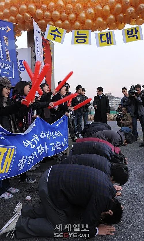 为什么韩国高考场外,总是有很多人组团磕头?(组图) - 28
