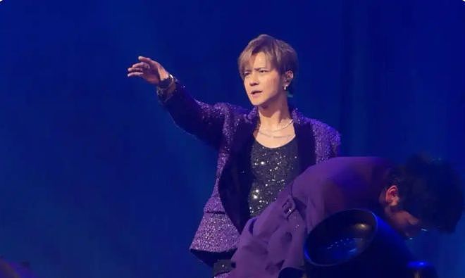 罗志祥复出开演唱会！穿50多万的牛仔裤唱歌，脚上球鞋价值20万（组图） - 1