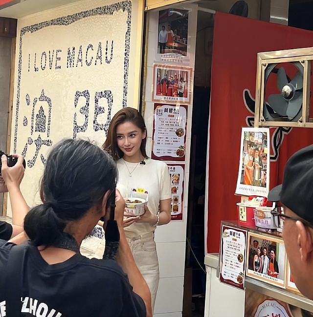 澳门这一天，为街边牛杂店站台的杨颖，撕开娱乐圈残酷现实的真相（组图） - 1