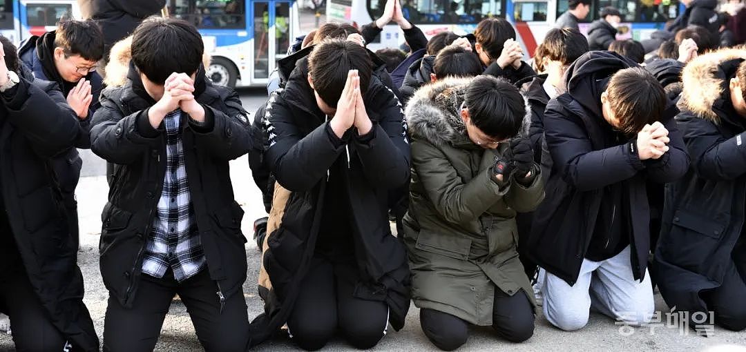为什么韩国高考场外,总是有很多人组团磕头?(组图) - 33