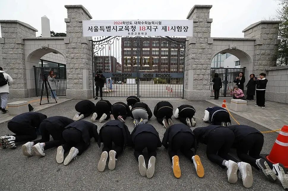 为什么韩国高考场外,总是有很多人组团磕头?(组图) - 17