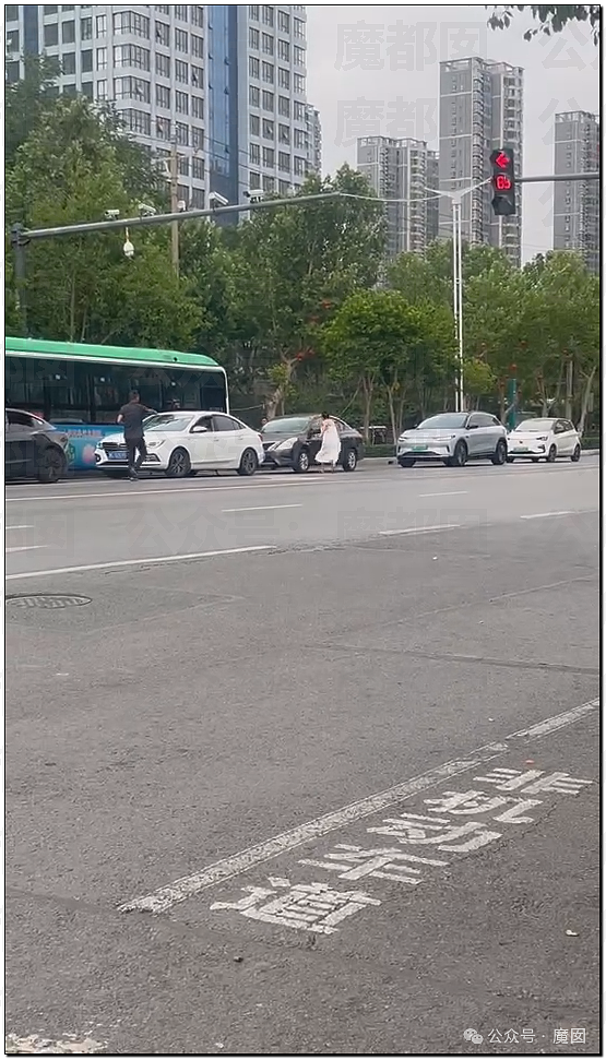 震撼！白色低胸吊带妙龄女子街上疯狂无差别砸车引发热议！（视频/组图） - 8