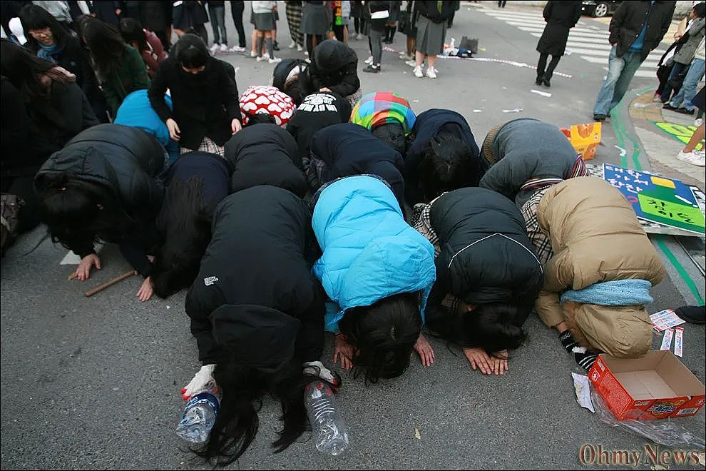 为什么韩国高考场外,总是有很多人组团磕头?(组图) - 37
