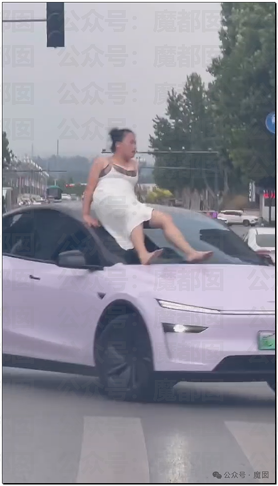 震撼！白色低胸吊带妙龄女子街上疯狂无差别砸车引发热议！（视频/组图） - 3