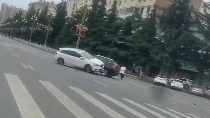 陕西社区女书记闹市飞车追撞女子!误伤2途人不顾,被刑拘免职(视频/组图) - 1