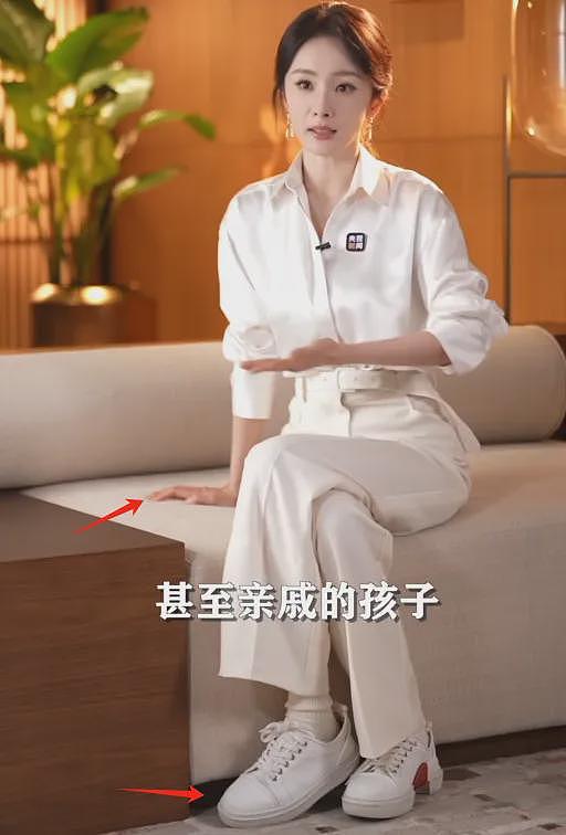 央视镜头下的杨幂，鱼尾纹抢镜脸油到反光，一个坐姿惹出争议（组图） - 25