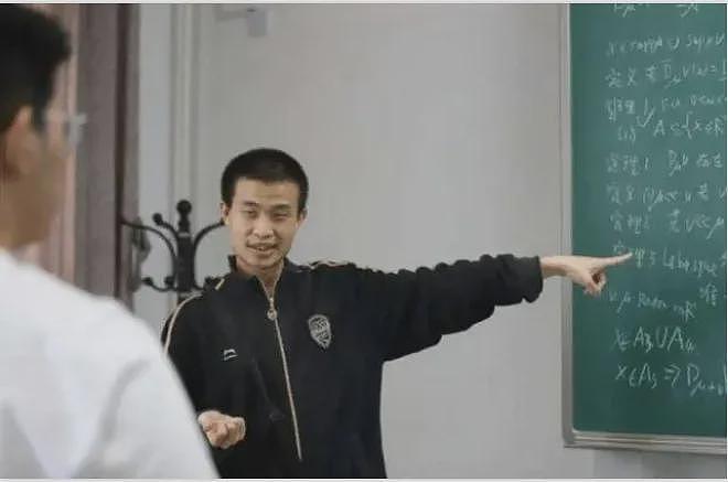 北大“韦神”突然开号!本人出镜,1个视频4秒3句话,吸粉已超100万!网友吵开了…(组图) - 2