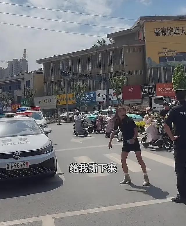 山东一网红因违停被罚跳上警车吼叫闹事！目击者：又蹦又跳，几个人都拉不住（视频/组图） - 2